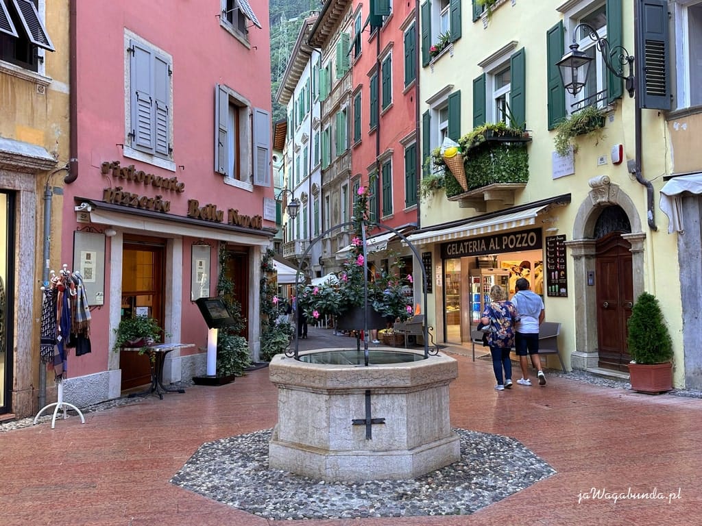 stara studnia na starym mieście , kolorowe kamienice