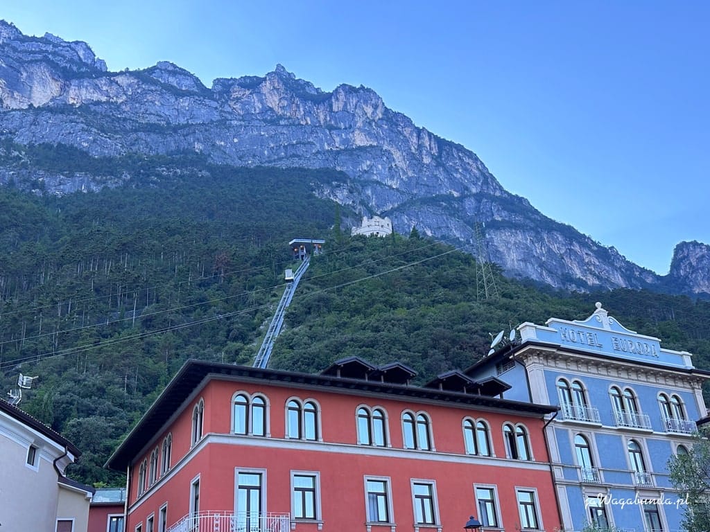 kamienice n a tle wysokich gór