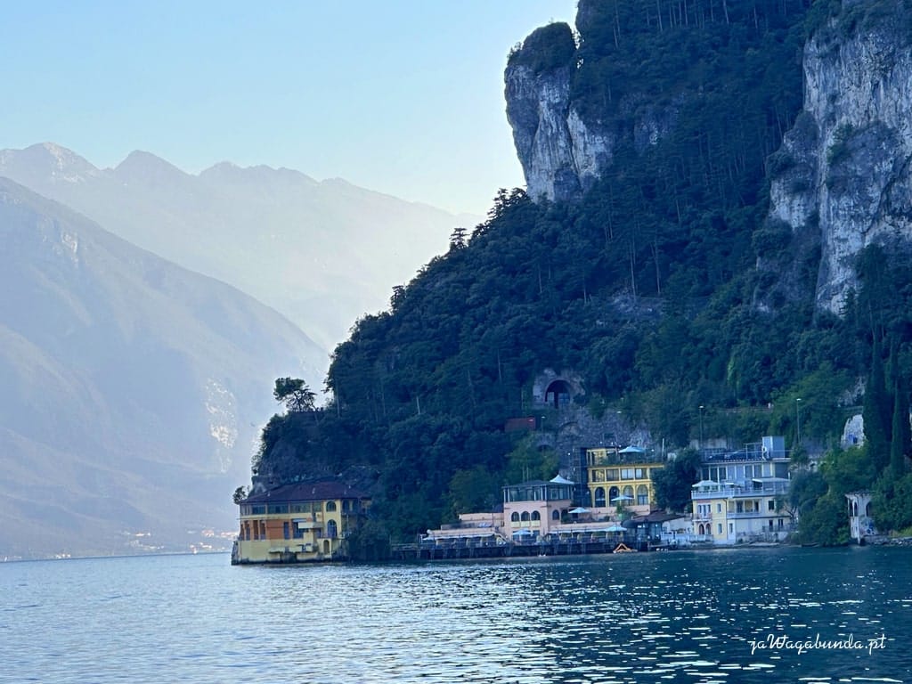 strome góry, na nich zabudowania w dole jezioro