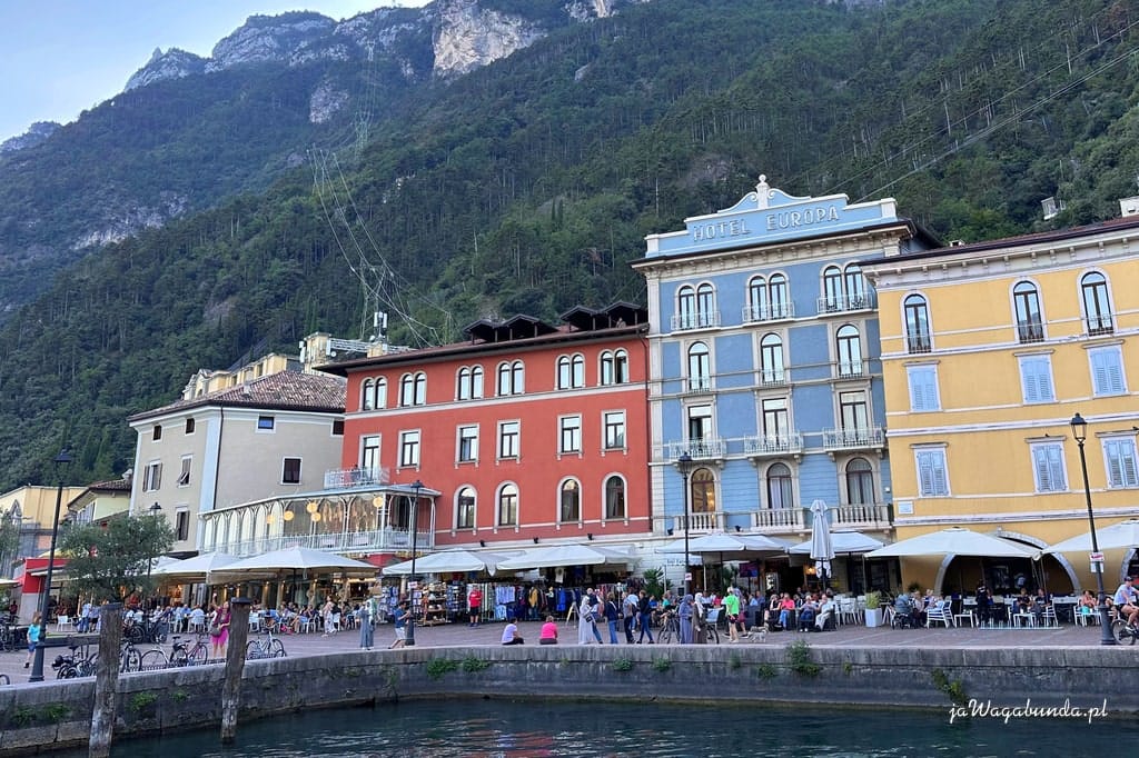 kolorowe kamienice z tyłu góry