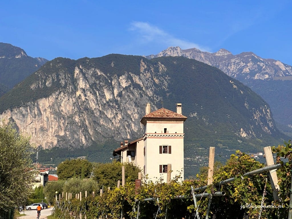 wieża w zamku na tle wysokich gór