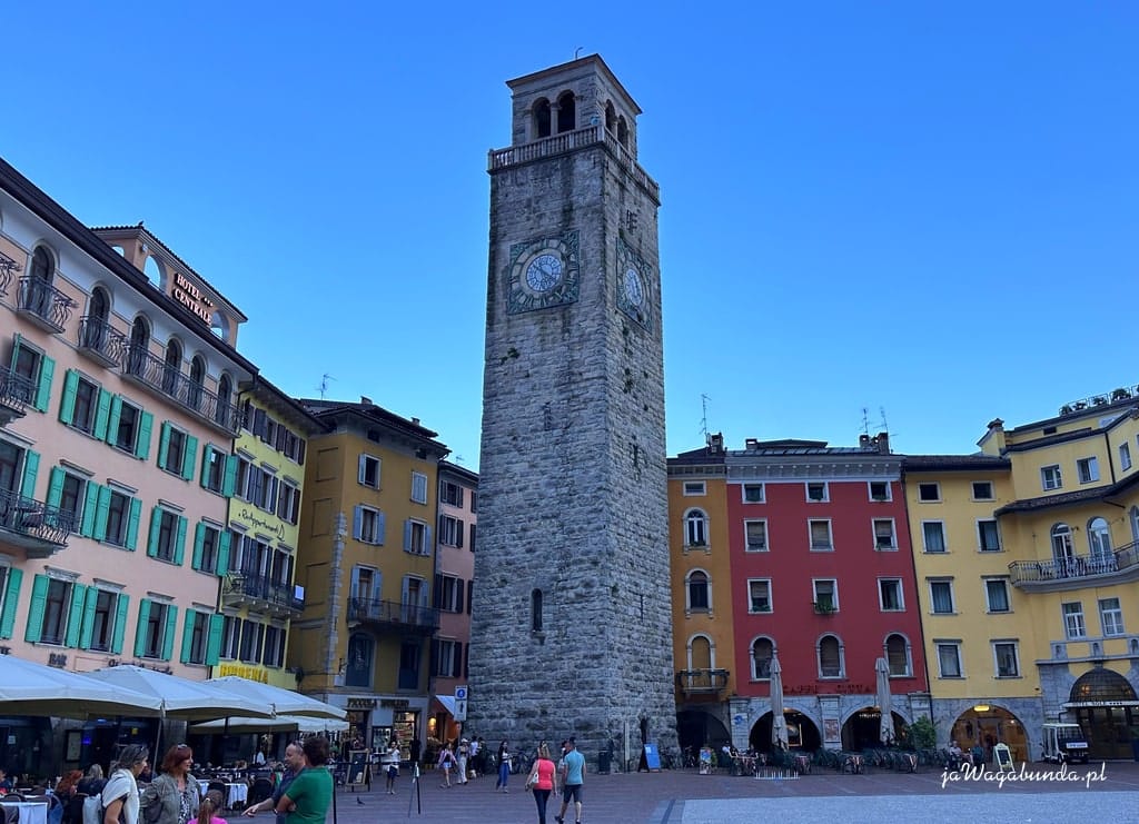 wieża na placu, za nią kolorowe kamienice