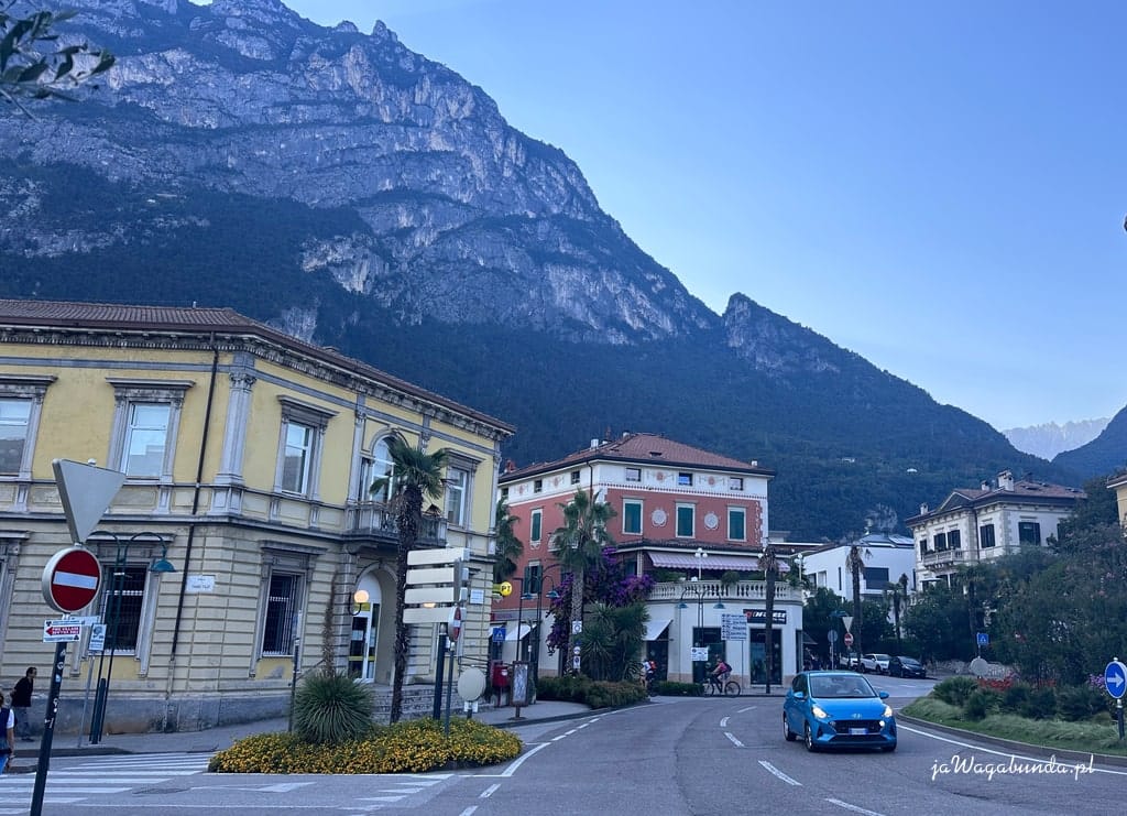 budynki starego miasta, droga a na niej samochód