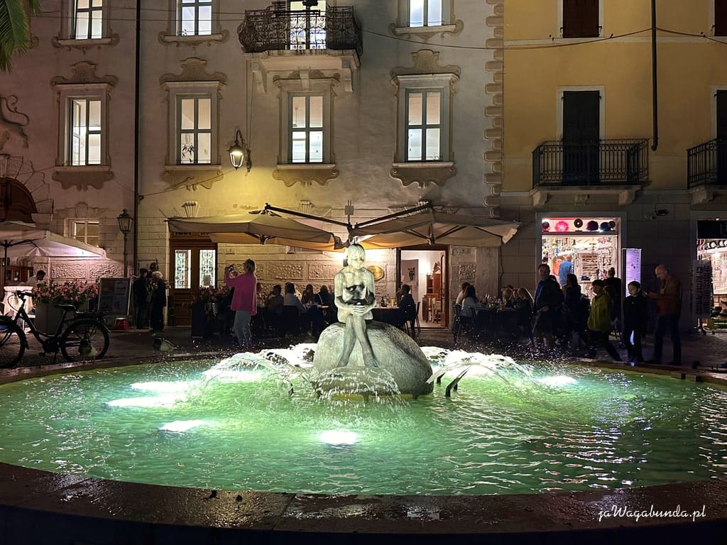 oświetlona fontanna na starym mieście