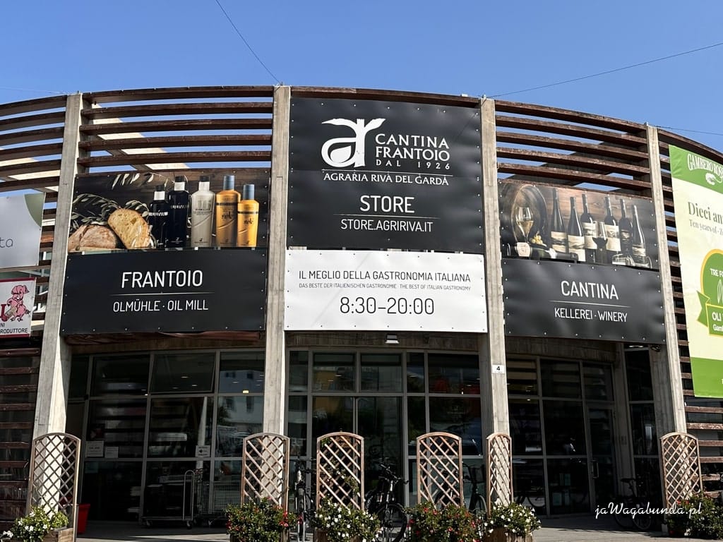 budynek sklepu z produktami rolnymi