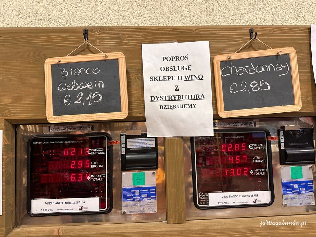 informacja o nalewaniu winie z dystrybutora