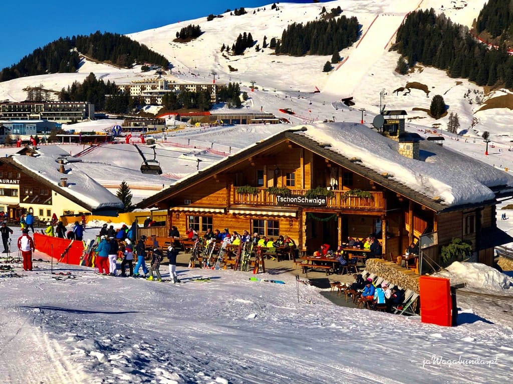 chata, resytaurcja w górach, wokół śnieg i narciarze