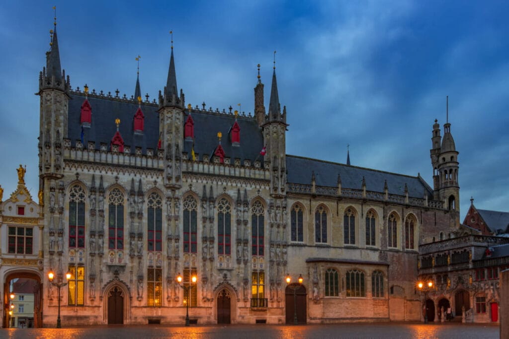 ogromny kościół ze strzelistymi wieżyczkami