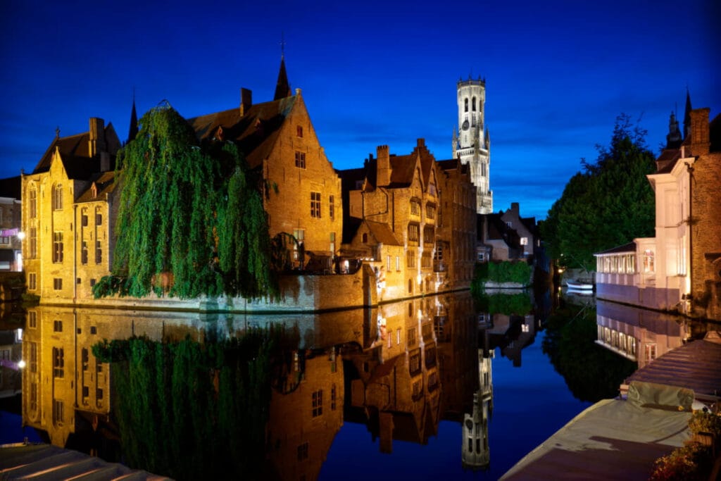 oświetlone miasto, domy nad kanałem