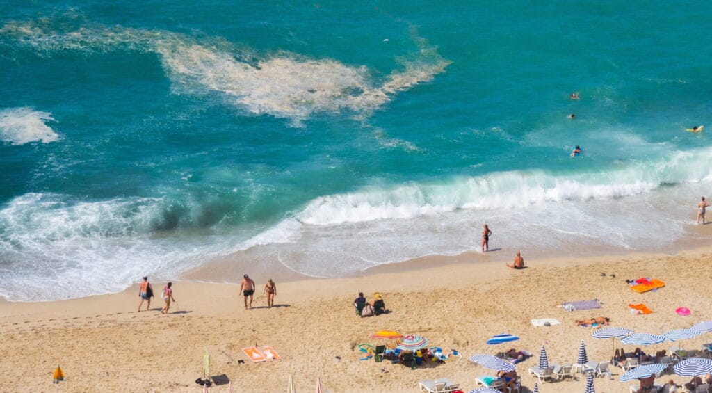 piaszczysta plaża i turkusowe morze