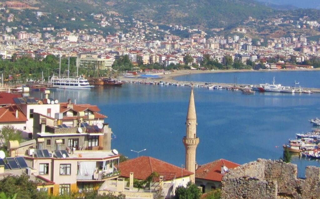 minaret na tle gór i miasta