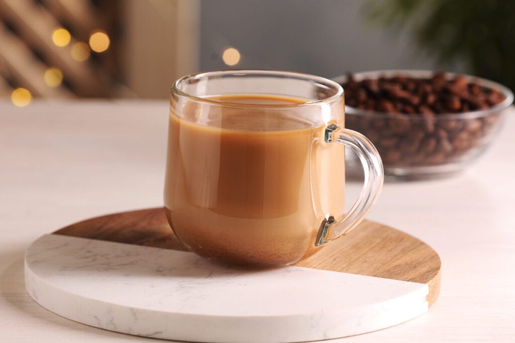 Dwie kawy w szklance na stole - tytułowa Źródło: shutterstock.com
