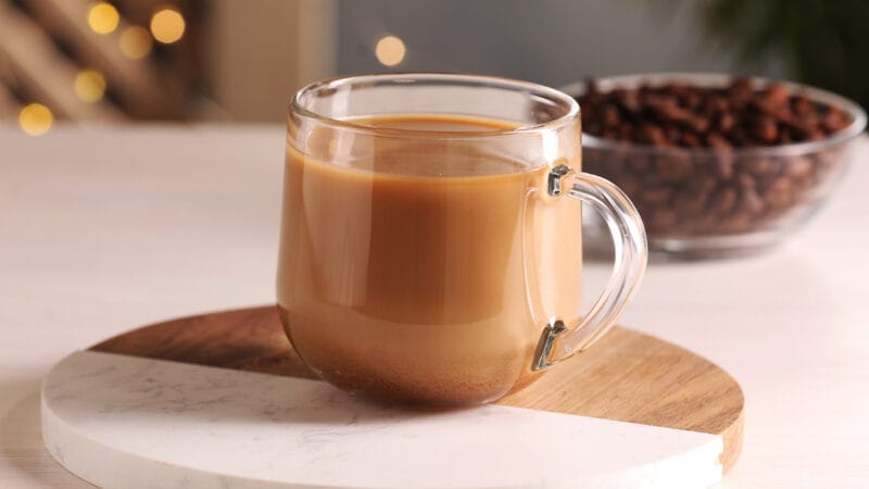 Dwie kawy w szklance na stole - tytułowa Źródło: shutterstock.com