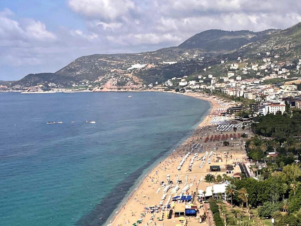 zatoka nad morzem,plaże w tle miasto